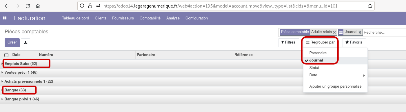 capture d'écran de la vue en liste des pièces comptables dans odoo, groupées par journal après tri par mot clé, avec le menu de regroupement actif et mis en valeur dans un cadre rouge