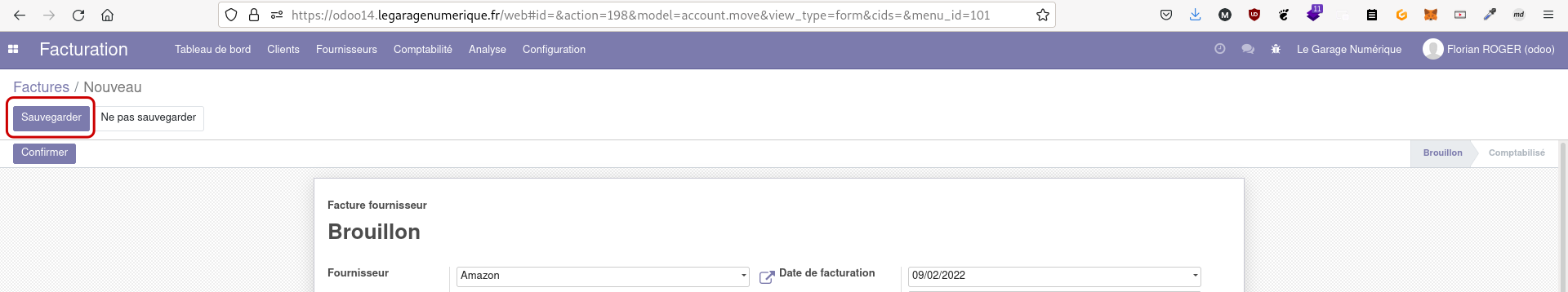 Capture d'écran du formulaire de saisie d'une facture dans Odoo, avec un encadré rouge pour mettre en valeur le bouton "Sauvegarder"